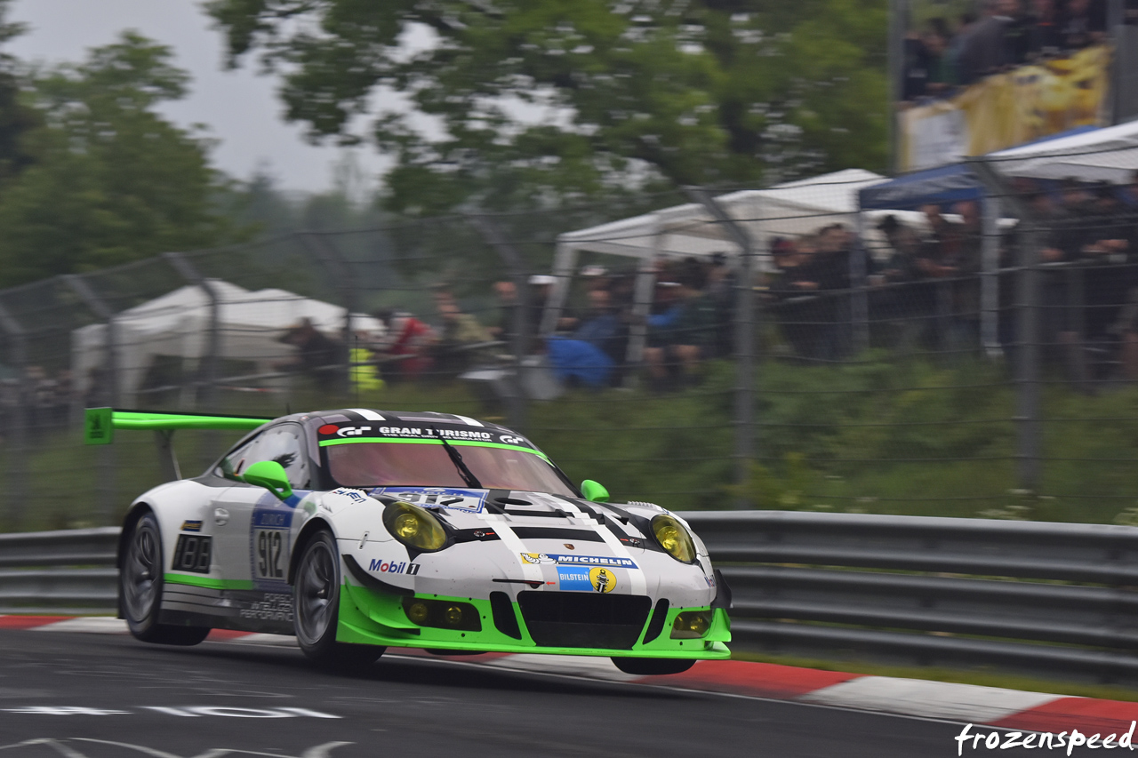 Manthey 911 GT3R jump