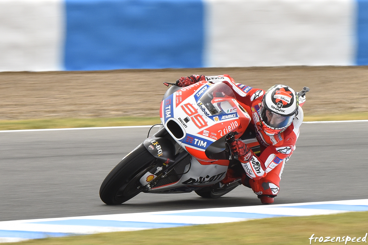 Jorge Lorenzo kneedown focus