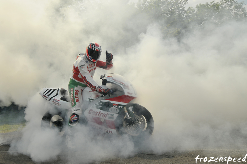 Castrol Honda RC45 burnout