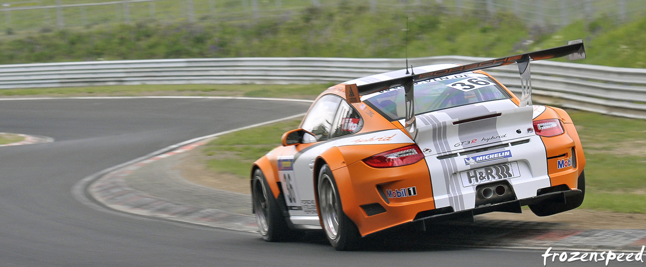 Porsche 911R Hybrid kerb jump